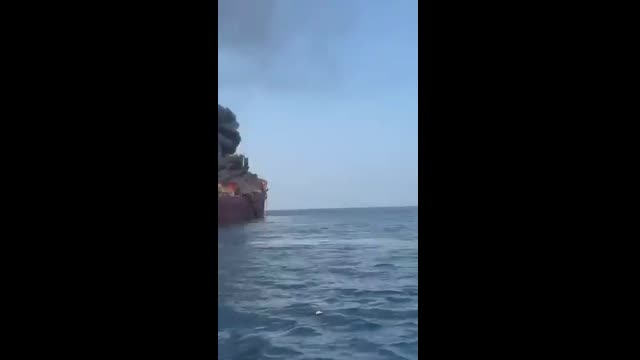 Dwóch indyjskich marynarzy jest zaginionych po tym, jak statek  Petro Dolphin został uszkodzony w pobliżu Cieśniny Ormuz.